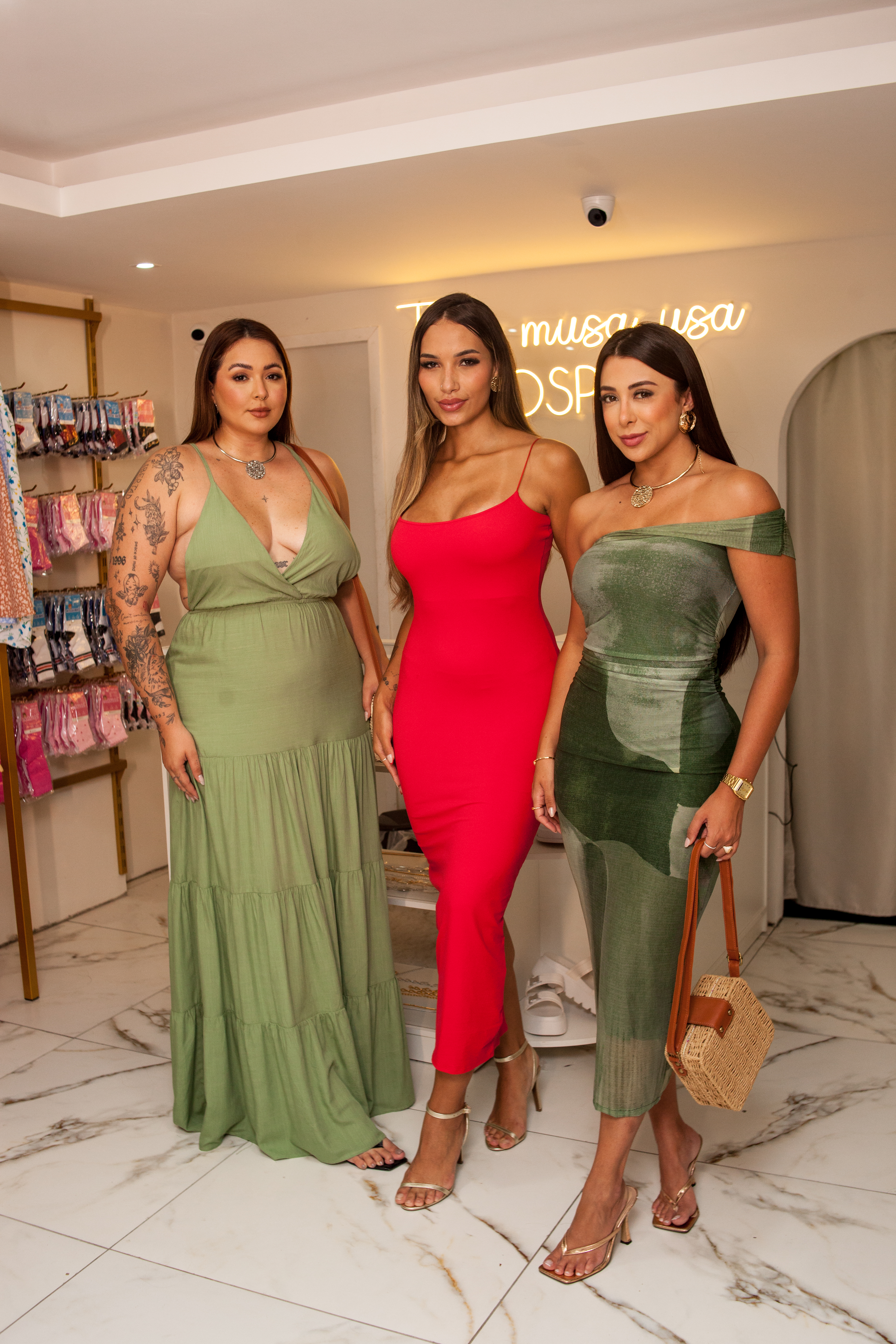 Modelos usando looks da prospere